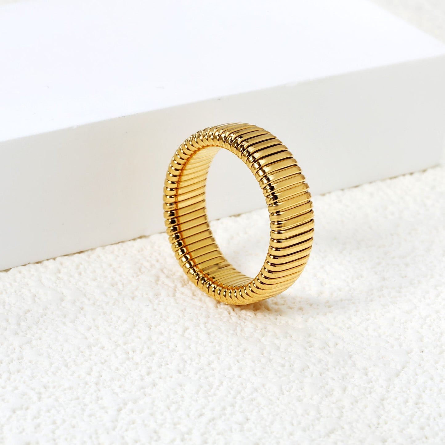 Anillo Bold Gold con fusión en Oro 18K