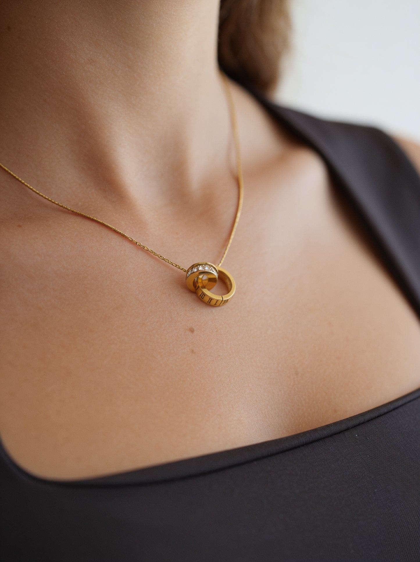 Collar Eternal Roman con fusión en Oro 18K