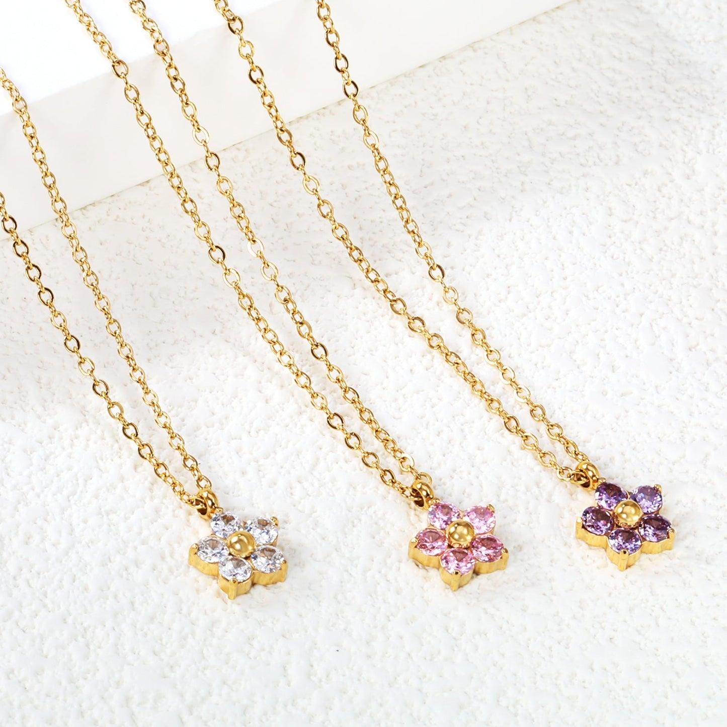 Collar Five Petal Zirconium con fusión en Oro 18K
