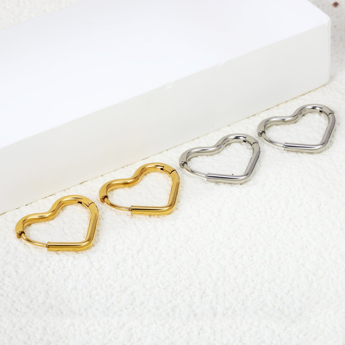Pendientes Heart Loop Wire con fusión en Oro 18K