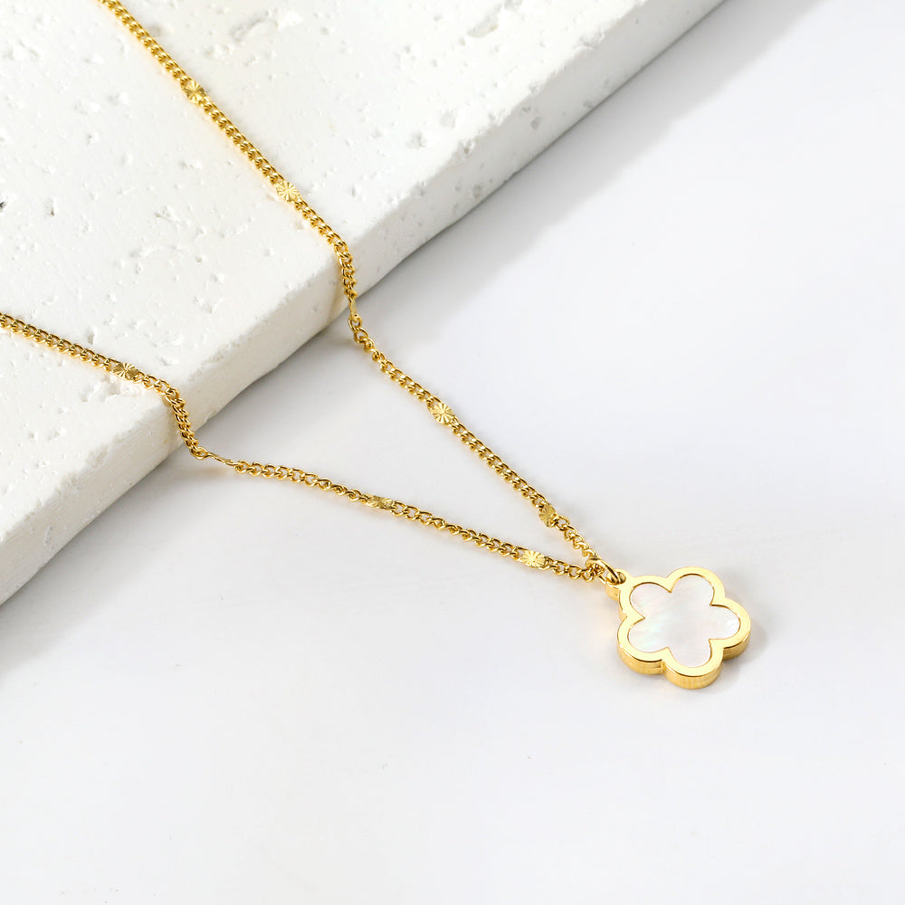 Collar Peach Blossom Shell con fusión en Oro 18K