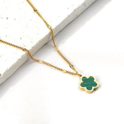 Collar Peach Blossom Shell con fusión en Oro 18K