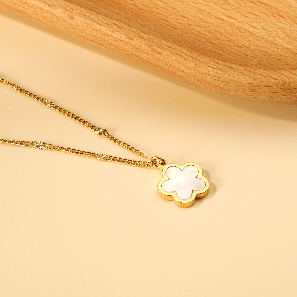 Collar Peach Blossom Shell con fusión en Oro 18K