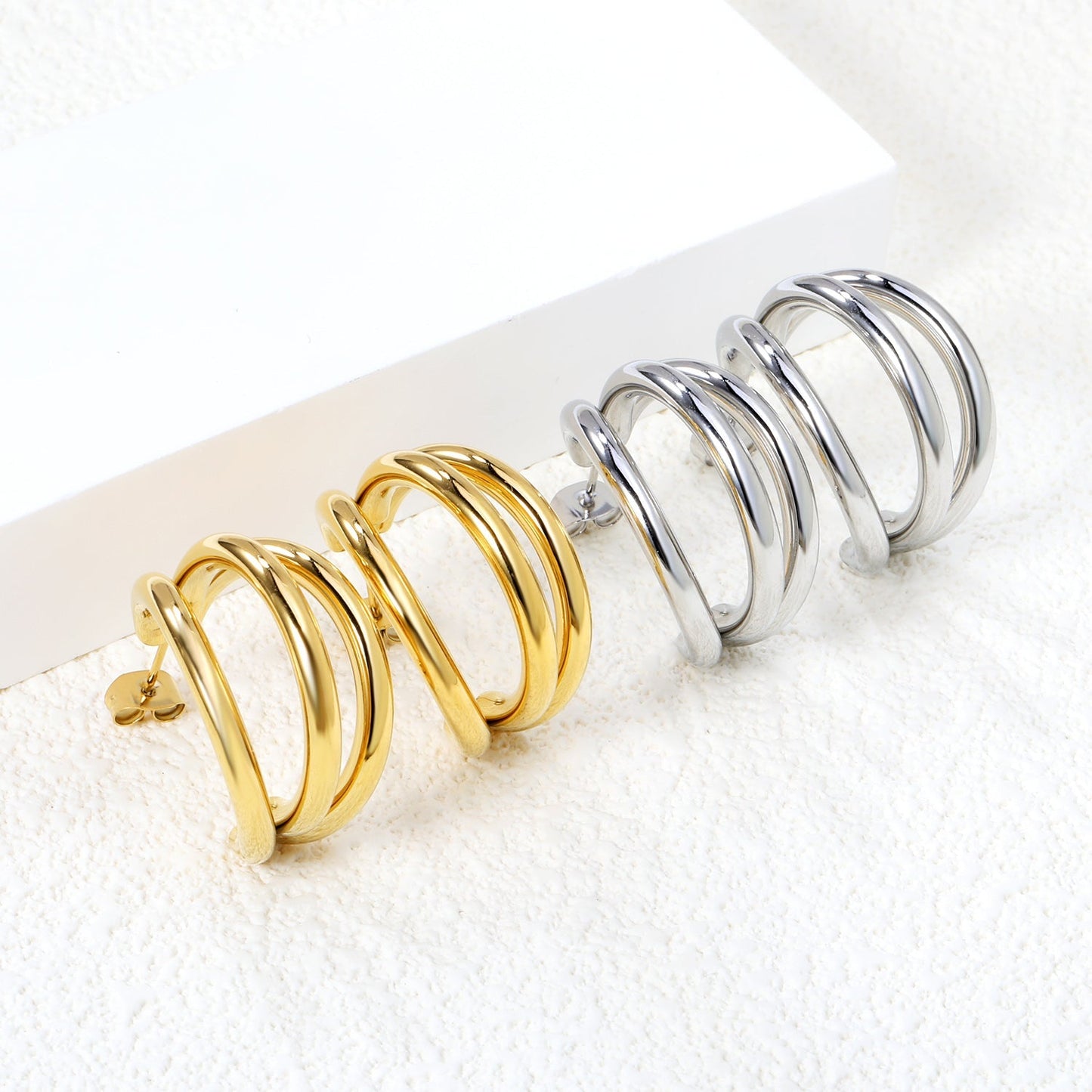 Pendientes C-Curve Triple con fusión en Oro 18K