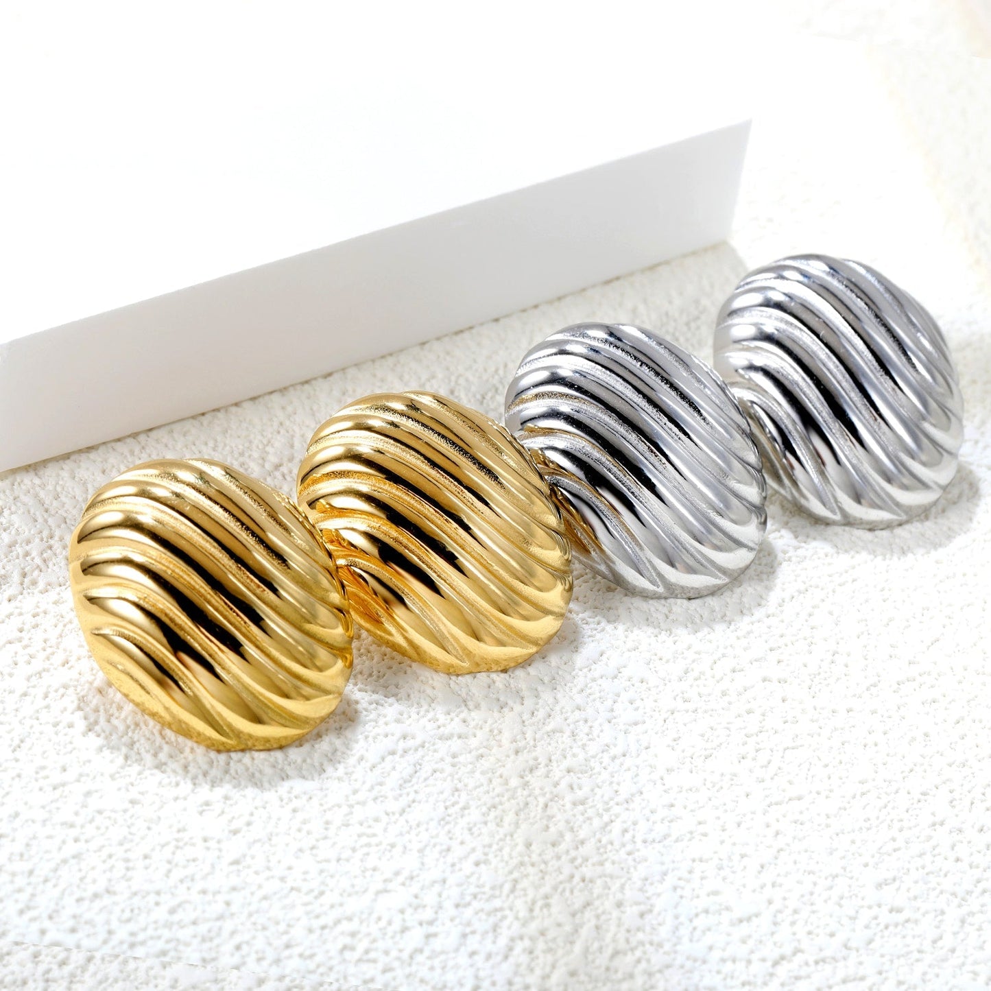 Pendientes Oval Stripe Texture con fusión en Oro 18K