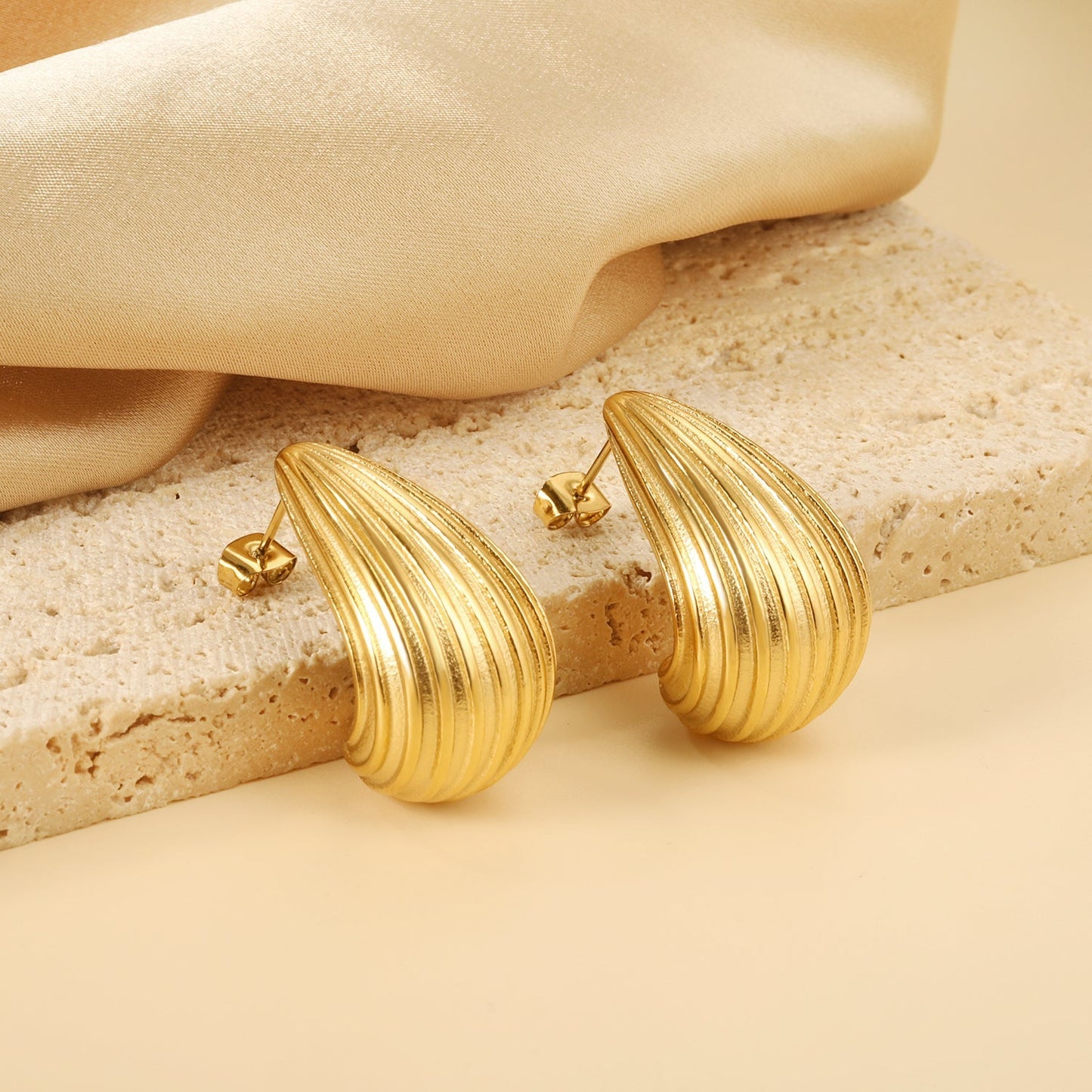 Pendientes Vertical Drop Oval con fusión en Oro 18K