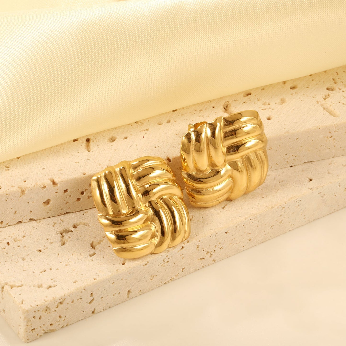 Pendientes Square Knitted Texture con fusión en Oro 18K