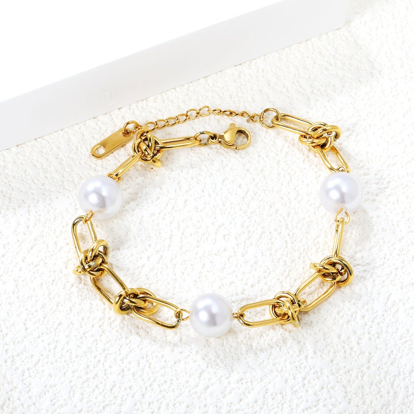 Pulsera Knot & Triple Pearl con fusión en Oro 18K