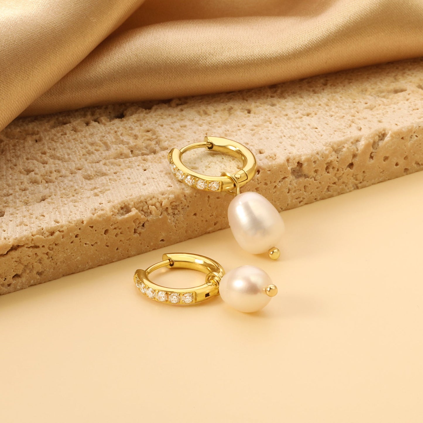 Pendientes Pearl & Diamond Halo con fusión en Oro 18K