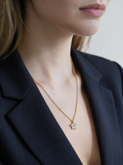 Collar Five Petal Zirconium con fusión en Oro 18K