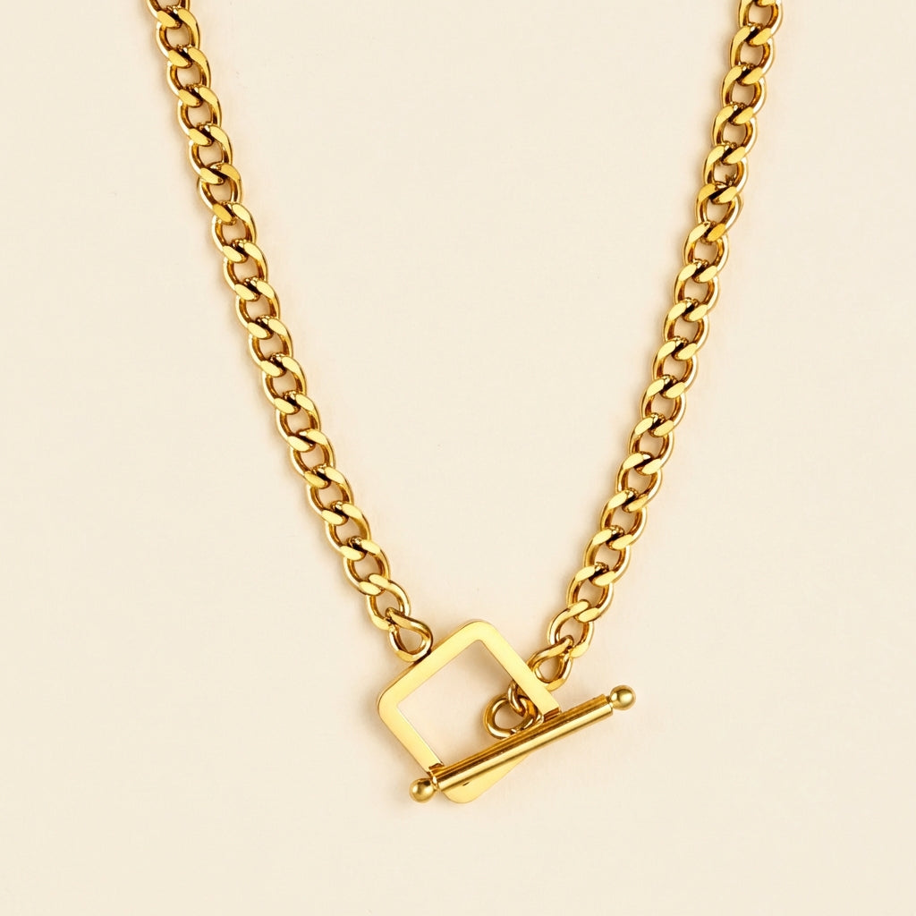 Collar Square Clasp con fusión en Oro 18K
