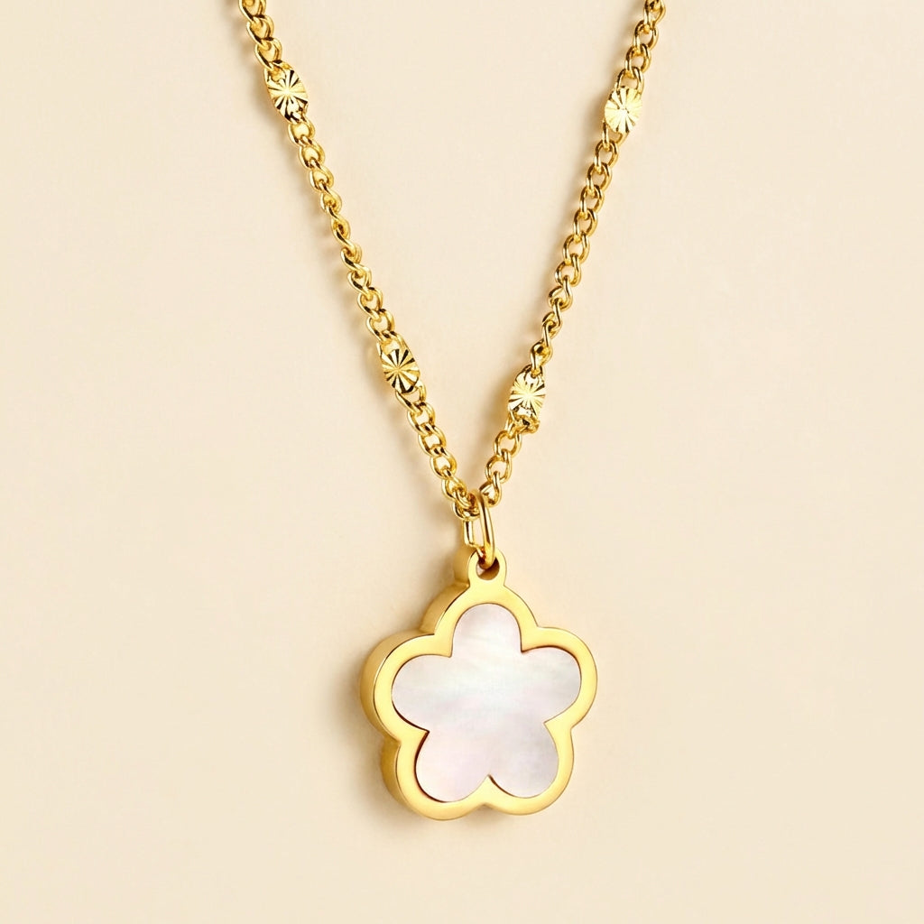 Collar Peach Blossom Shell con fusión en Oro 18K