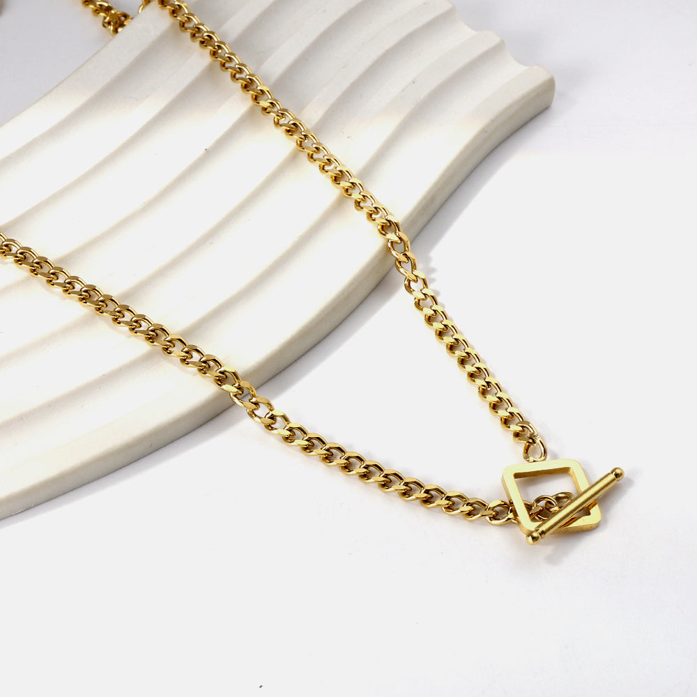 Collar Square Clasp con fusión en Oro 18K
